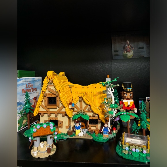2024 Snow white and the seven dwarfs legos! 🍎 - Picture 4 of 6